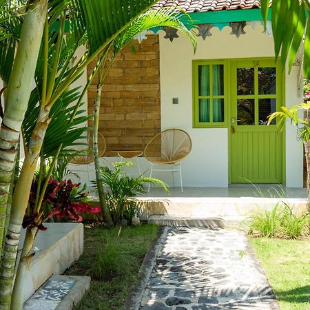 La Roja Bungalows Batununggul Exterior photo